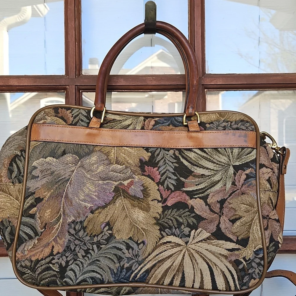 Boyt Vintage Tapestry Travel Bag With Adjustable Strap - Picture 4 of 6